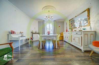 Maison - 225 m² - 8 pièces