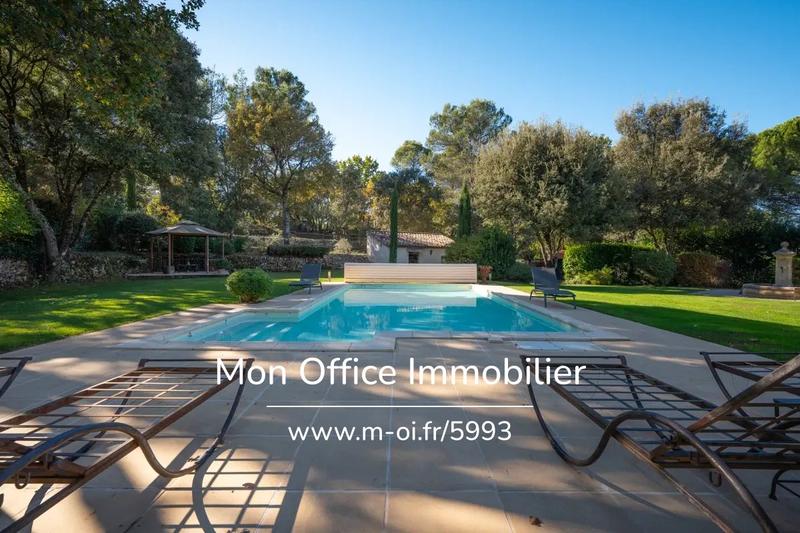 Propriété - 250 m² - 9 pièces