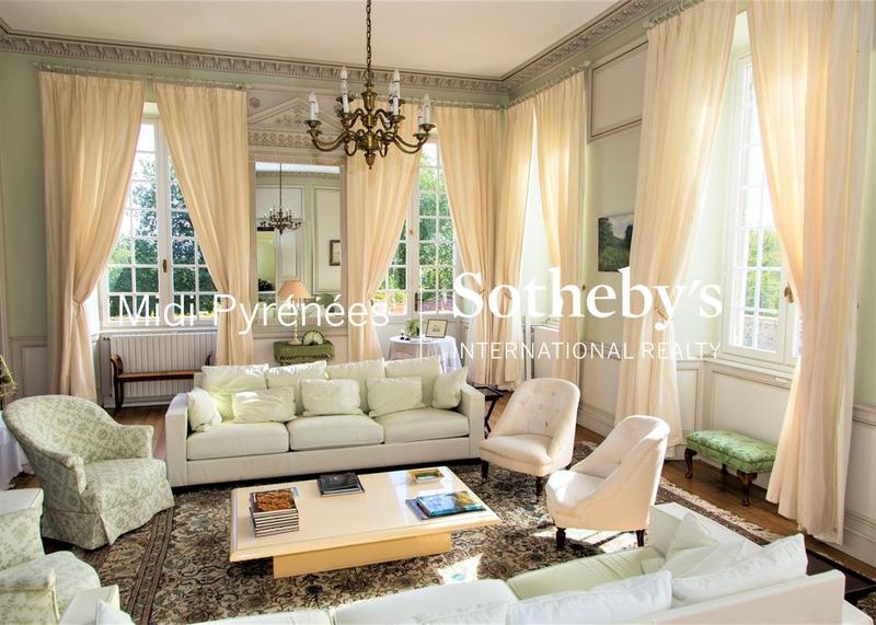 Maison - 1 200 m² - 12 pièces