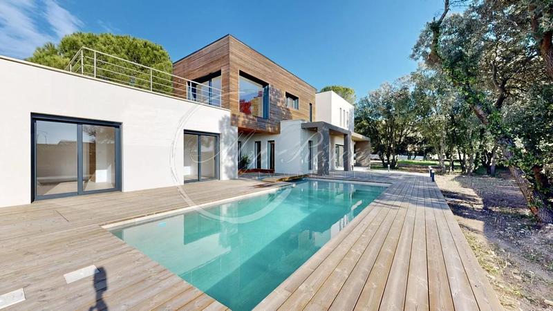 Propriété - 210 m² - 5 pièces