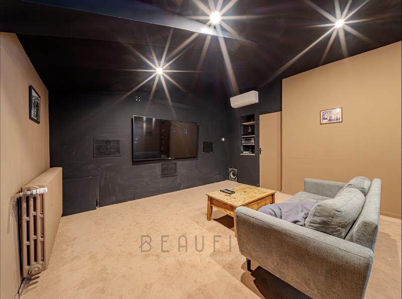 Maison - 360 m² - 10 pièces