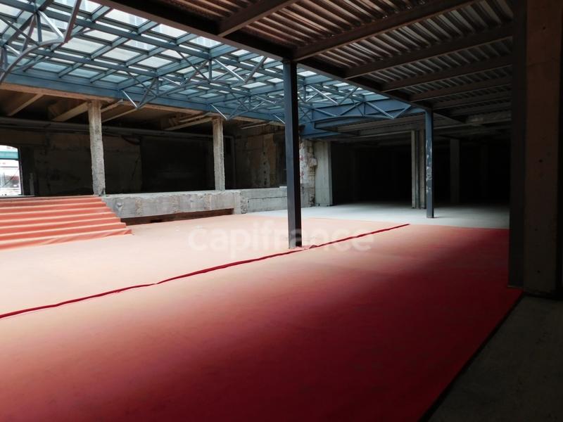 Local commercial - 2 001 m² - 1 pièce