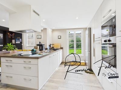 Maison - 221 m² - 6 pièces