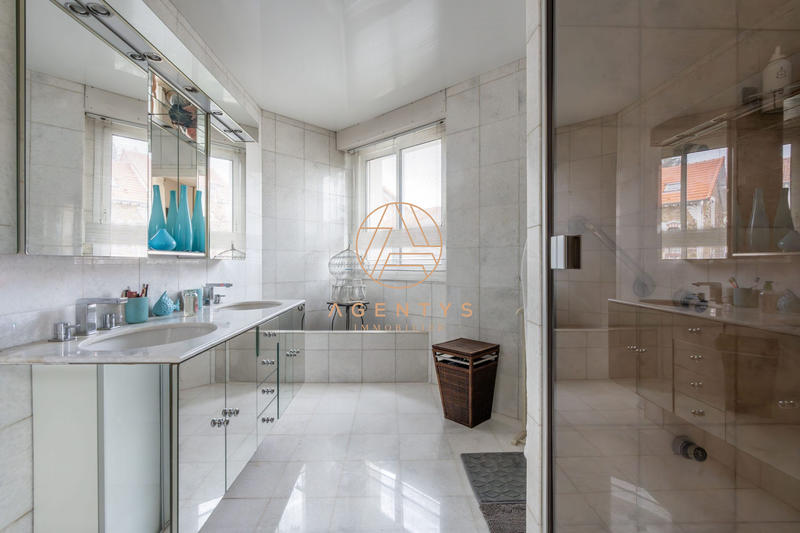 Maison - 205 m² - 8 pièces