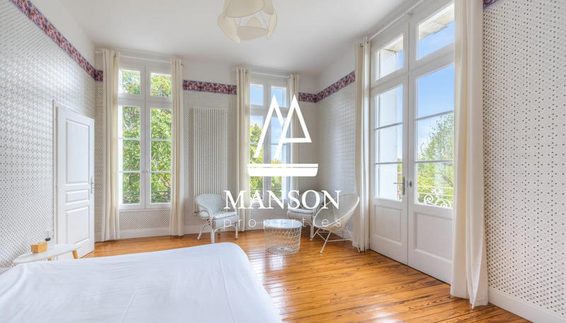 Maison - 520 m² - 12 pièces