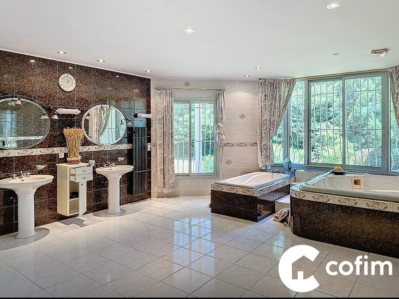 Maison - 400 m² - 8 pièces