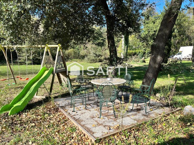 Maison - 234 m² - 8 pièces