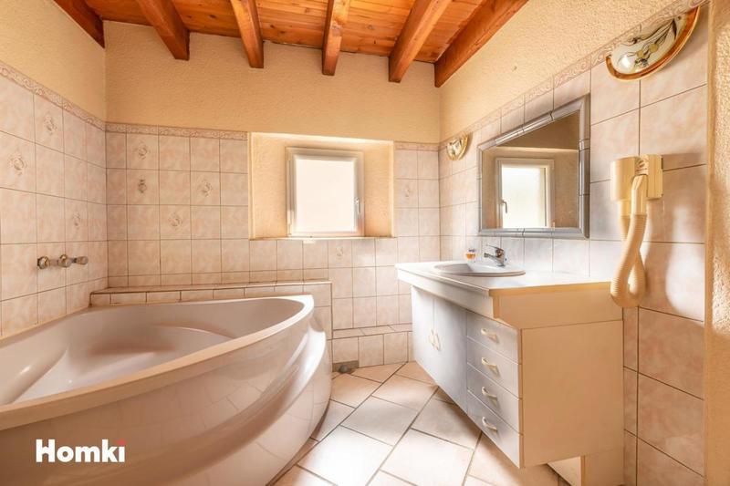 Maison - 1 800 m² - 31 pièces