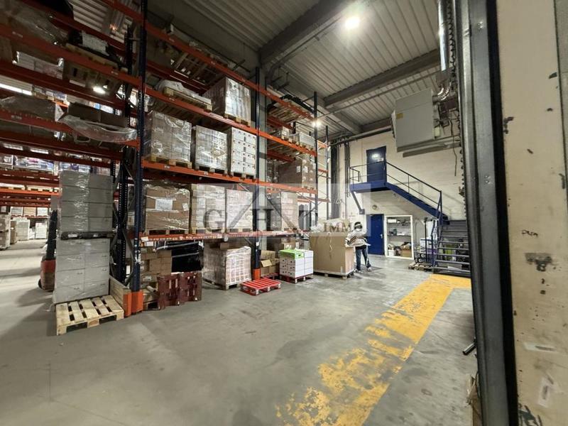 Entrepôt - 1 990 m²