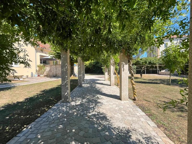 Maison - 275 m² - 6 pièces