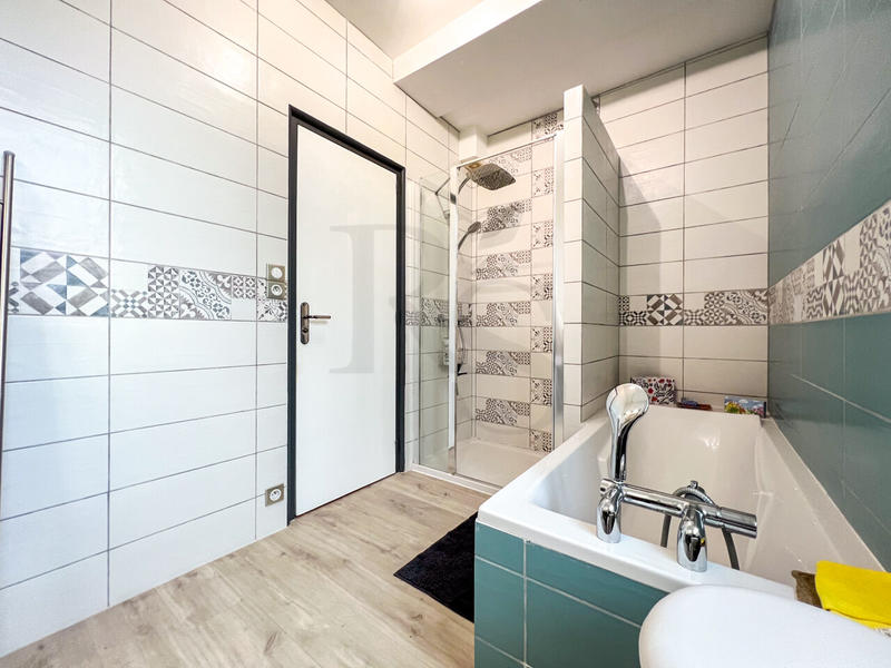 Maison - 280 m² - 9 pièces