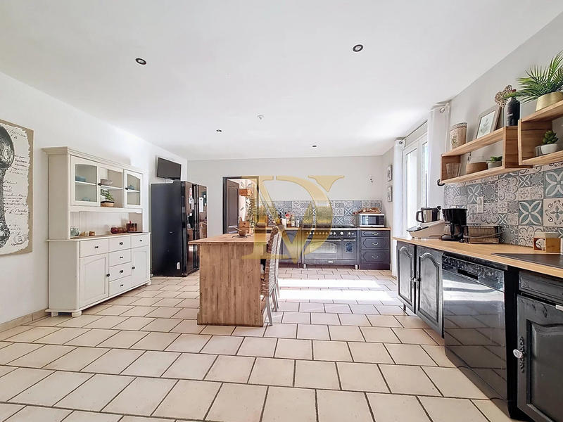 Maison - 245 m² - 9 pièces