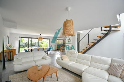 Maison - 181 m² - 7 pièces