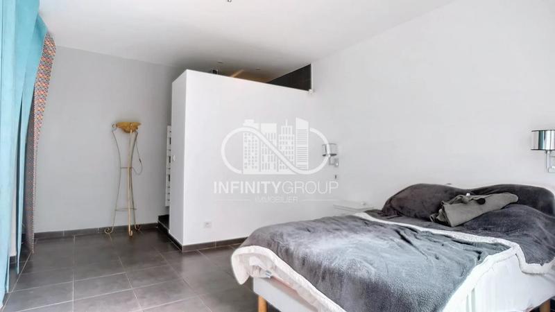 Studio - 184 m² - 8 pièces