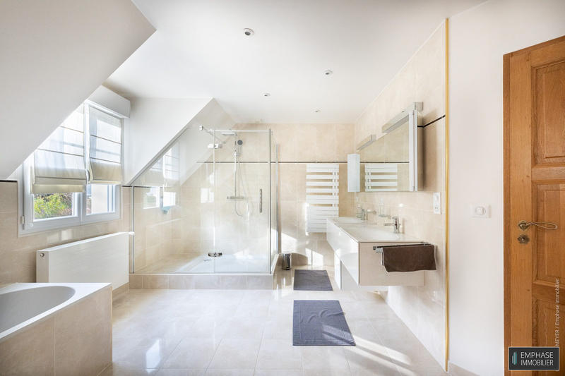 Maison contemporaine - 258 m² - 6 pièces