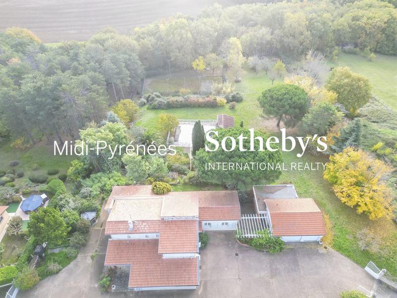 Maison - 270 m² - 10 pièces