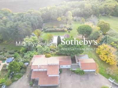 Maison - 270 m² - 10 pièces