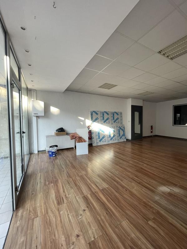 Local commercial - 90 m² - 4 pièces
