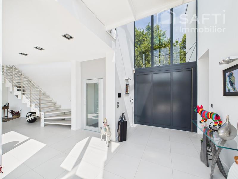 Maison - 390 m² - 9 pièces