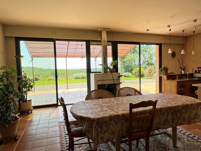 Propriété - 207 m² - 6 pièces