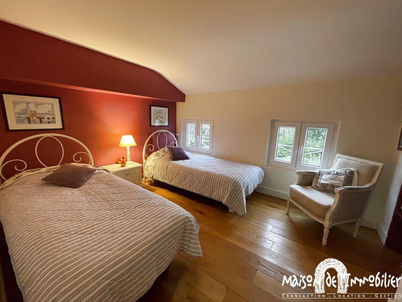 Maison - 233 m² - 9 pièces