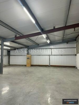 Local d'activité / Entrepôt - 240 m²