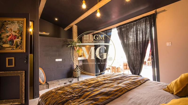 Maison - 1 046 m² - 29 pièces