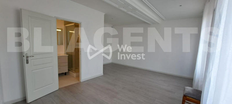 Maison - 234 m² - 8 pièces