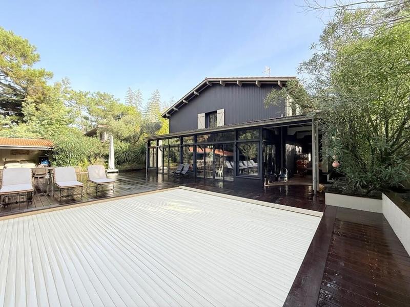 Villa - 242 m² - 12 pièces