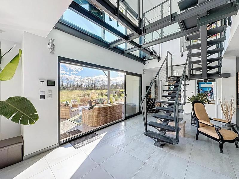 Maison - 260 m² - 10 pièces