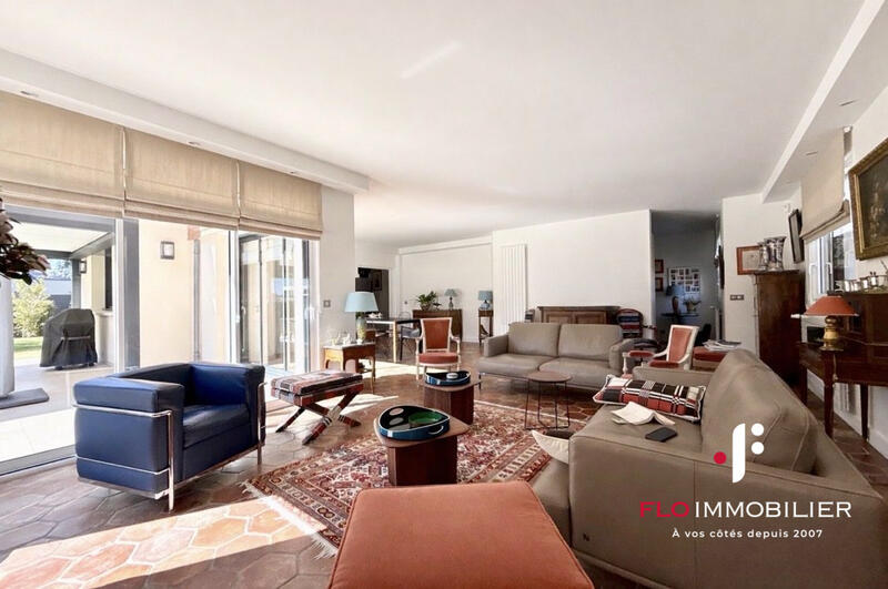 Maison - 280 m² - 10 pièces