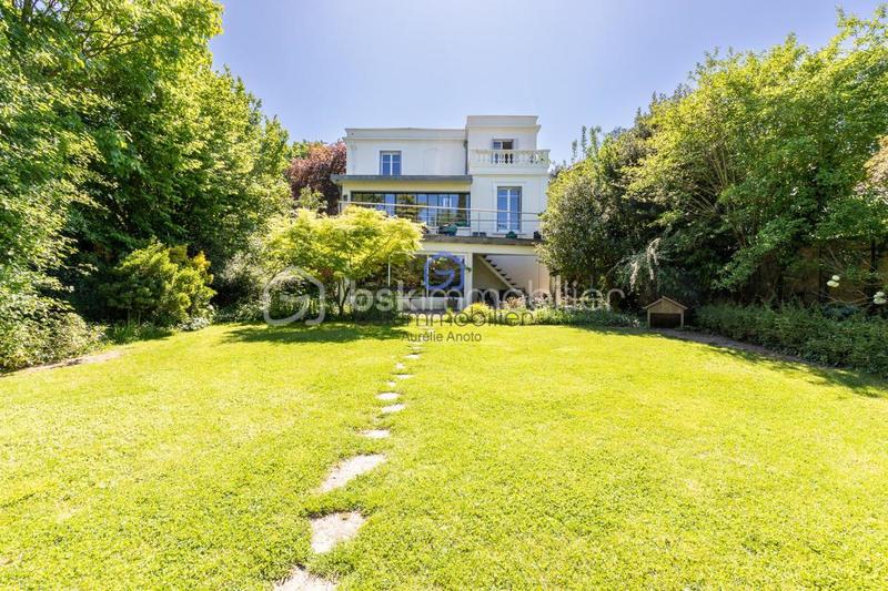 Maison - 297 m² - 10 pièces