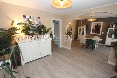 Maison - 240 m² - 8 pièces