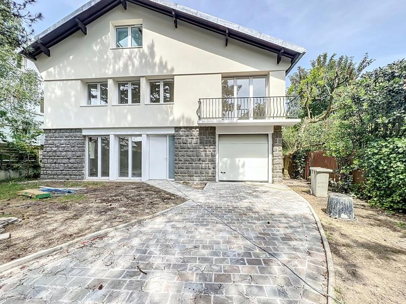 Maison - 260 m² - 10 pièces