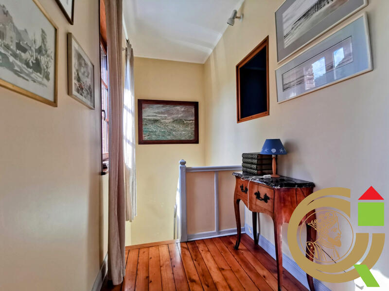 Maison - 284 m² - 13 pièces