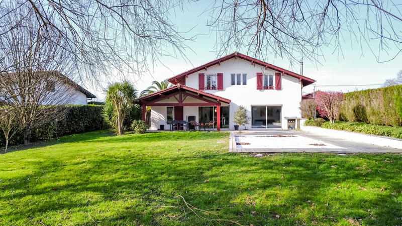 Maison - 250 m² - 7 pièces