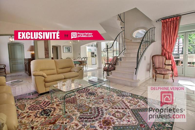 Propriété - 256 m² - 8 pièces