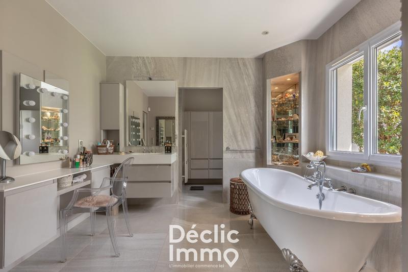 Maison - 235 m² - 7 pièces