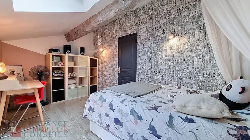 Maison - 220 m² - 9 pièces