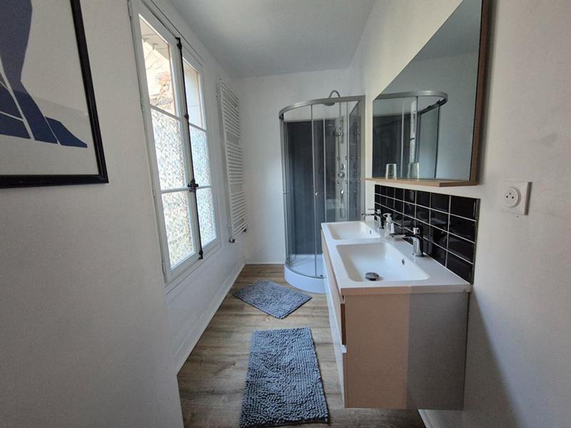 Maison - 330 m² - 11 pièces