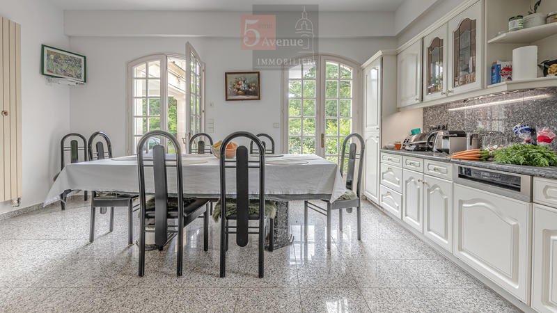 Maison - 330 m² - 8 pièces