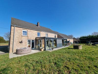 Maison - 202 m² - 8 pièces