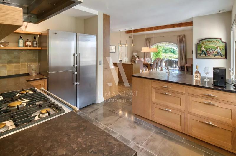 Propriété - 230 m² - 6 pièces