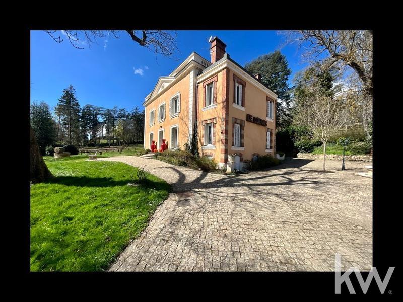 Maison - 445 m² - 9 pièces