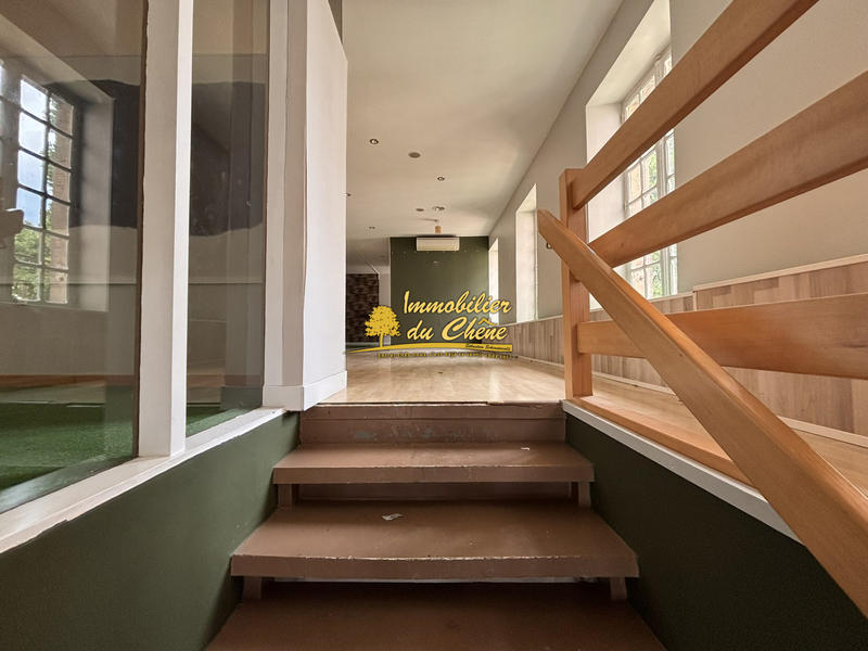 Local commercial - 211 m² - 7 pièces