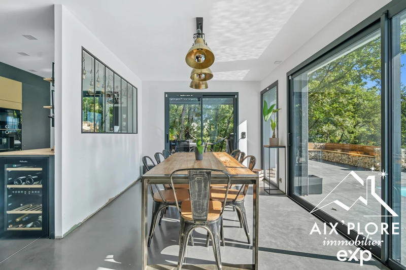 Maison - 230 m² - 6 pièces