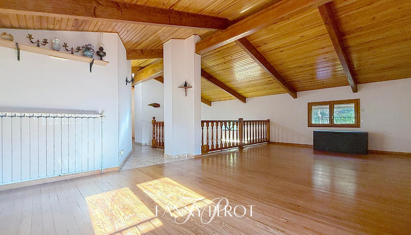 Maison - 220 m² - 8 pièces