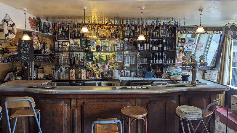 Magasins - 200 m² - 3 pièces