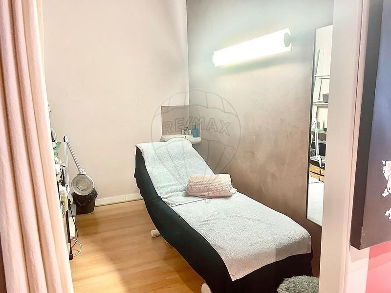 Magasins - 96 m² - 5 pièces