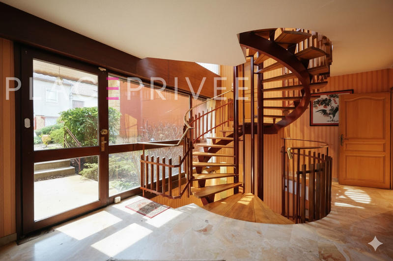 Maison - 338 m² - 12 pièces